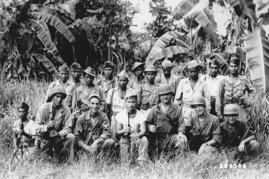 Photo of American soldiers and Filipino soldiers posing in the jungle